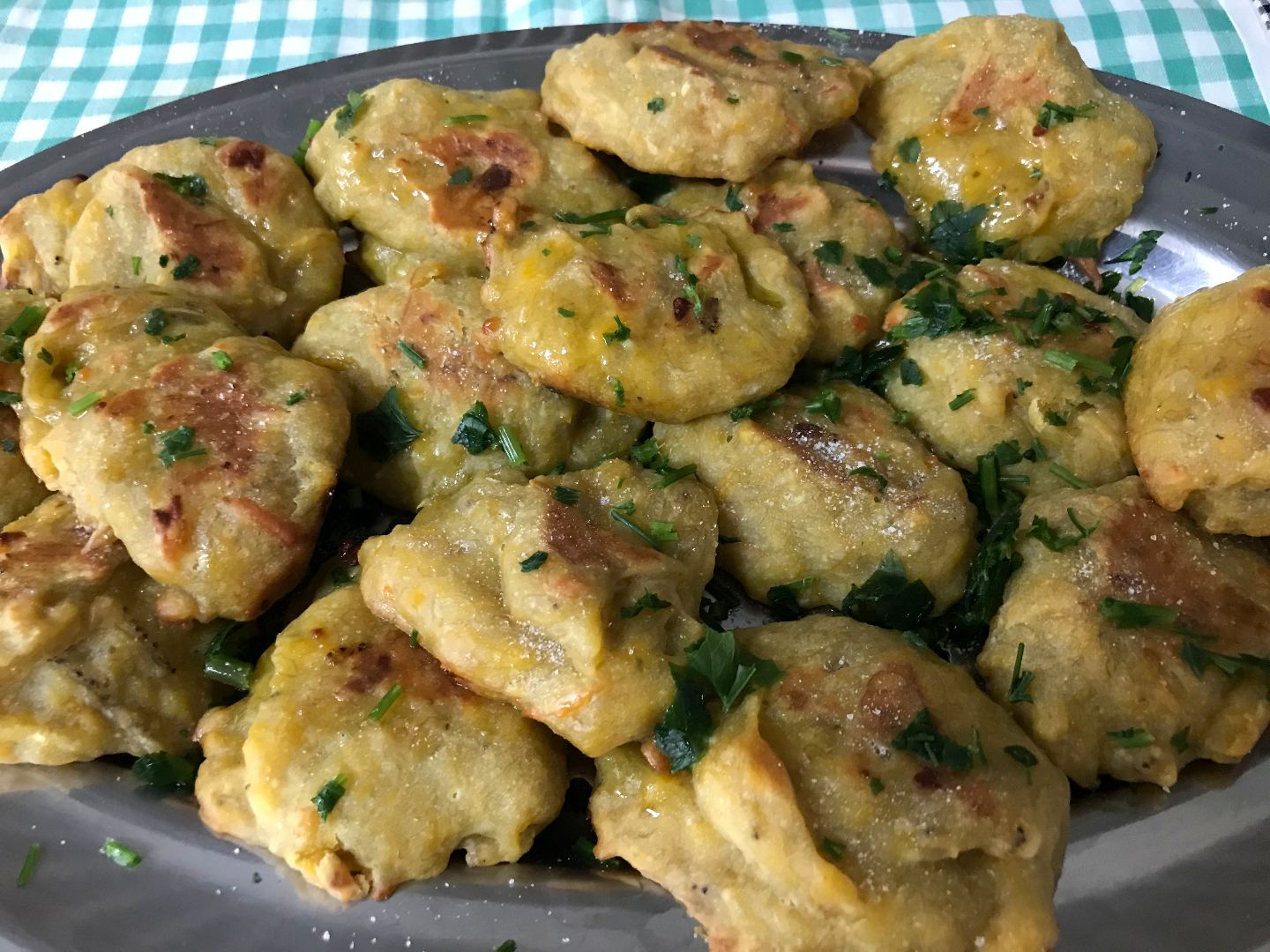 Bolinhos de banana da terra com queijo e assados do Lúcio Cezar