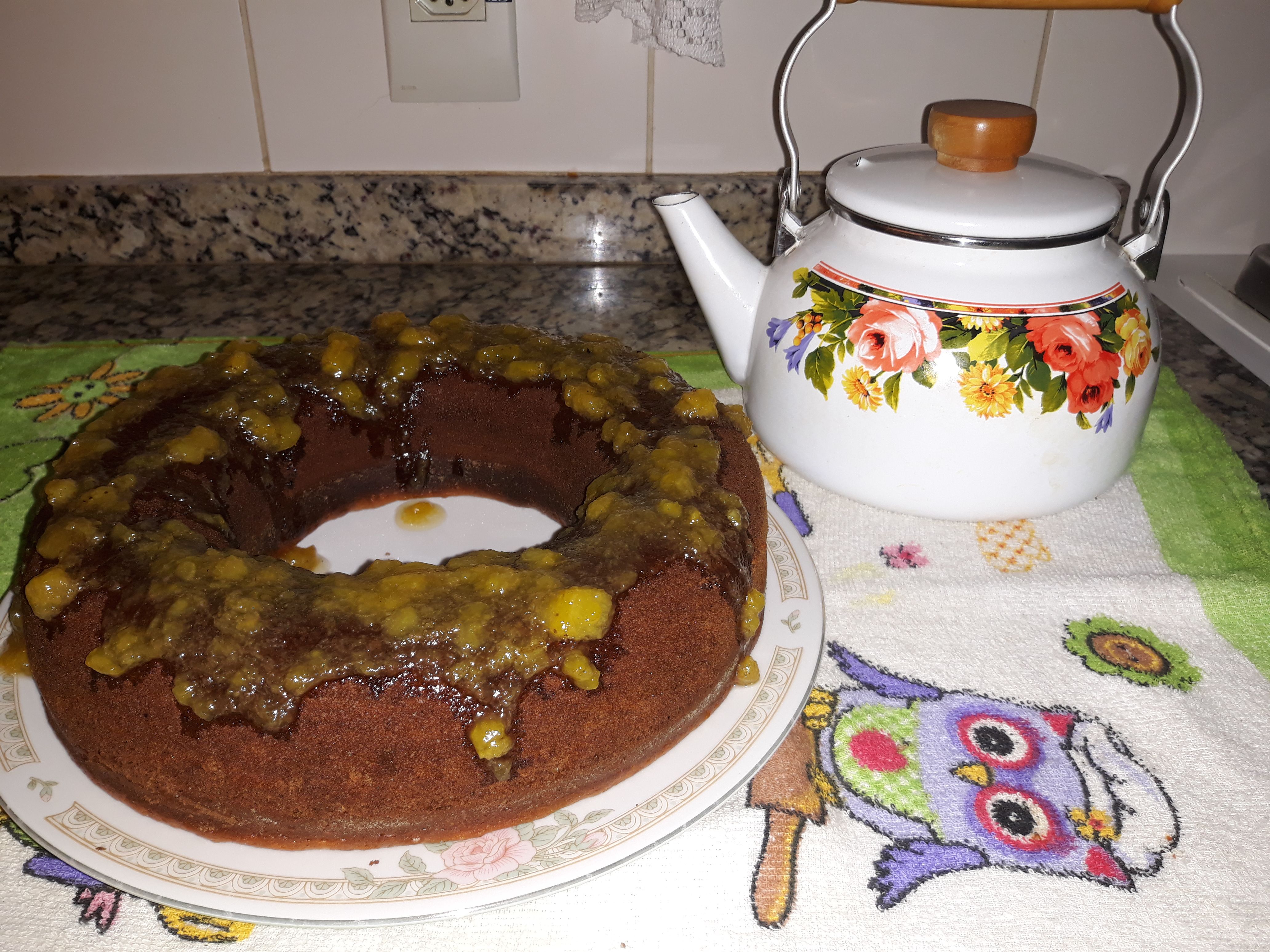 Bolo de banana com calda