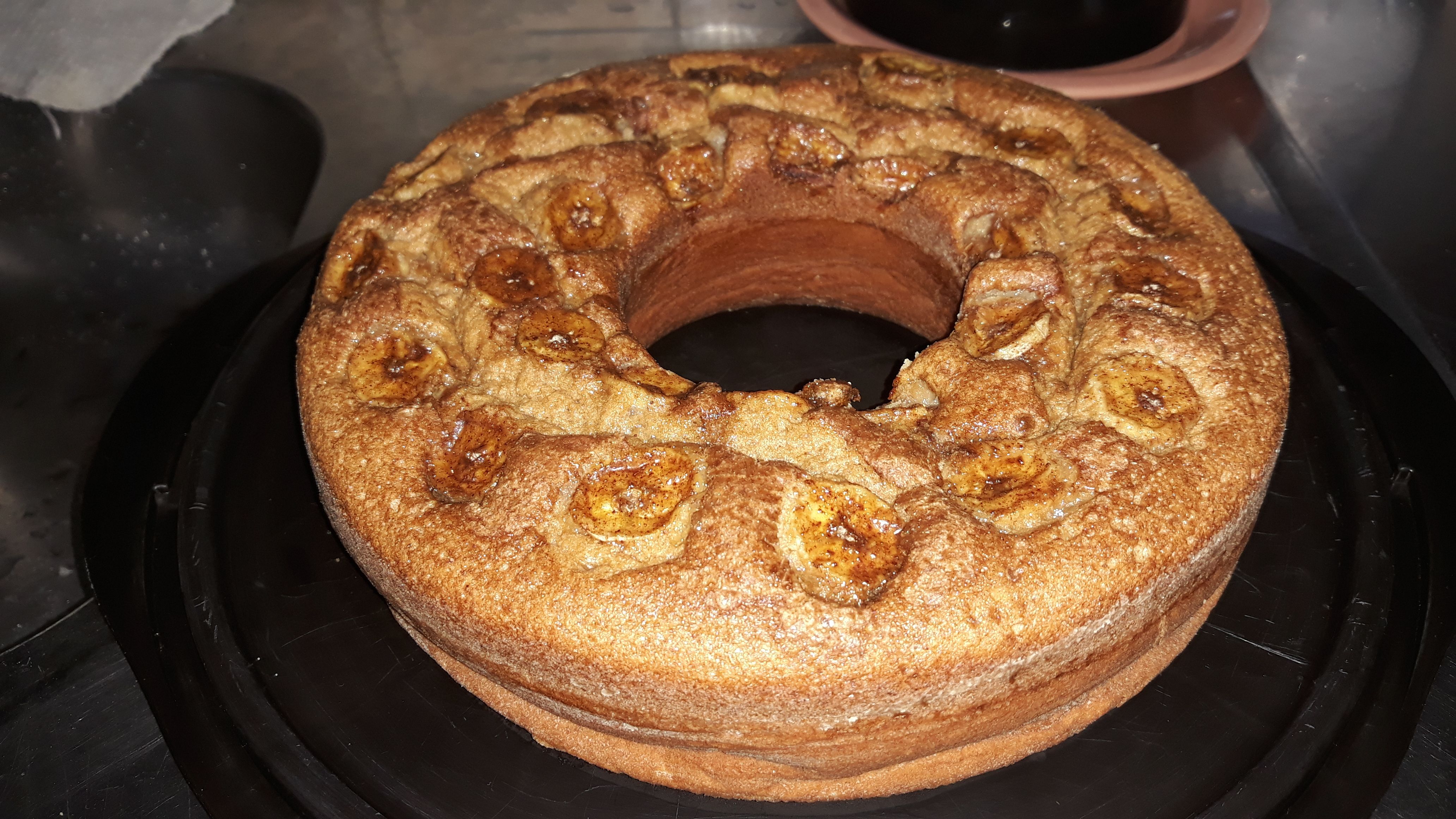 Bolo de banana com canela e açúcar mascavo