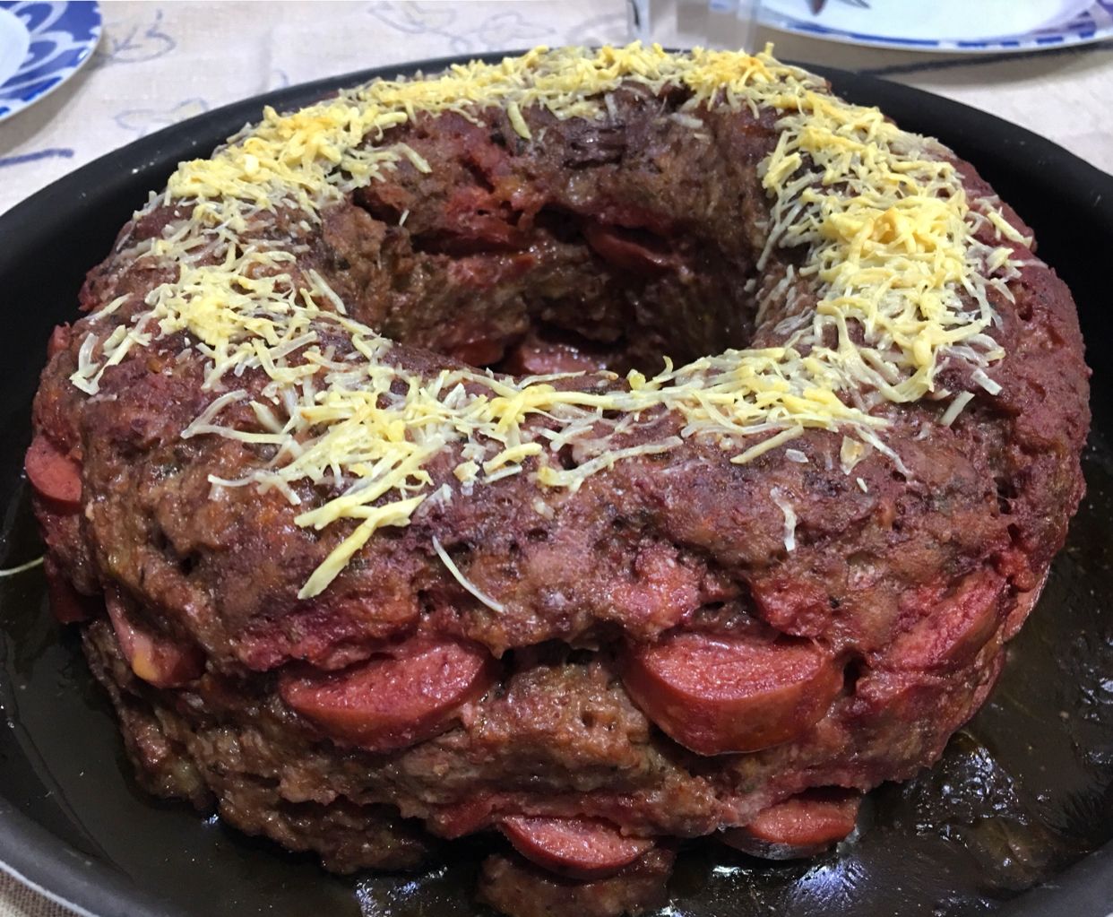 Bolo de carne com calabresa e provolone