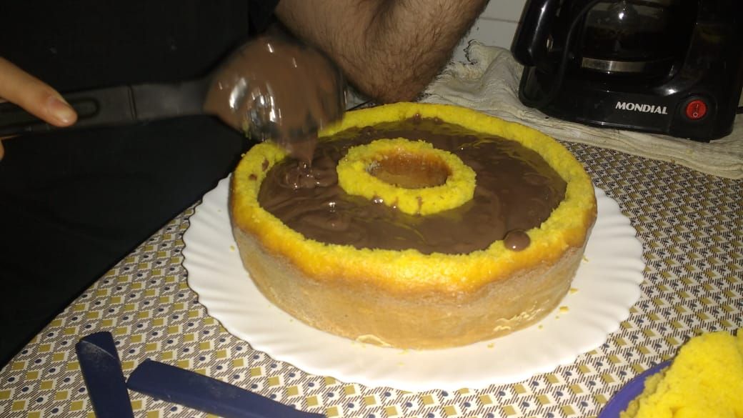 Bolo de cenoura recheado com chocolate