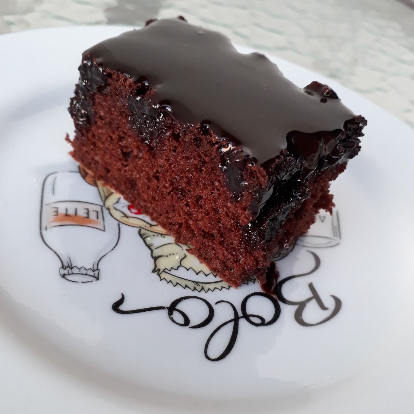 Bolo de chocolate molhadinho e fofinho com calda de chocolate