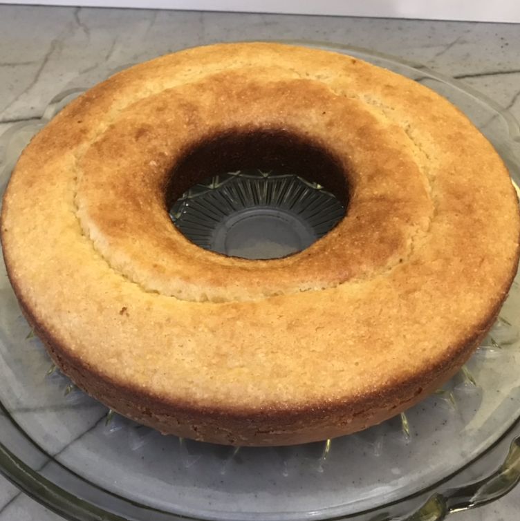 Bolo de fubá com coco e queijo