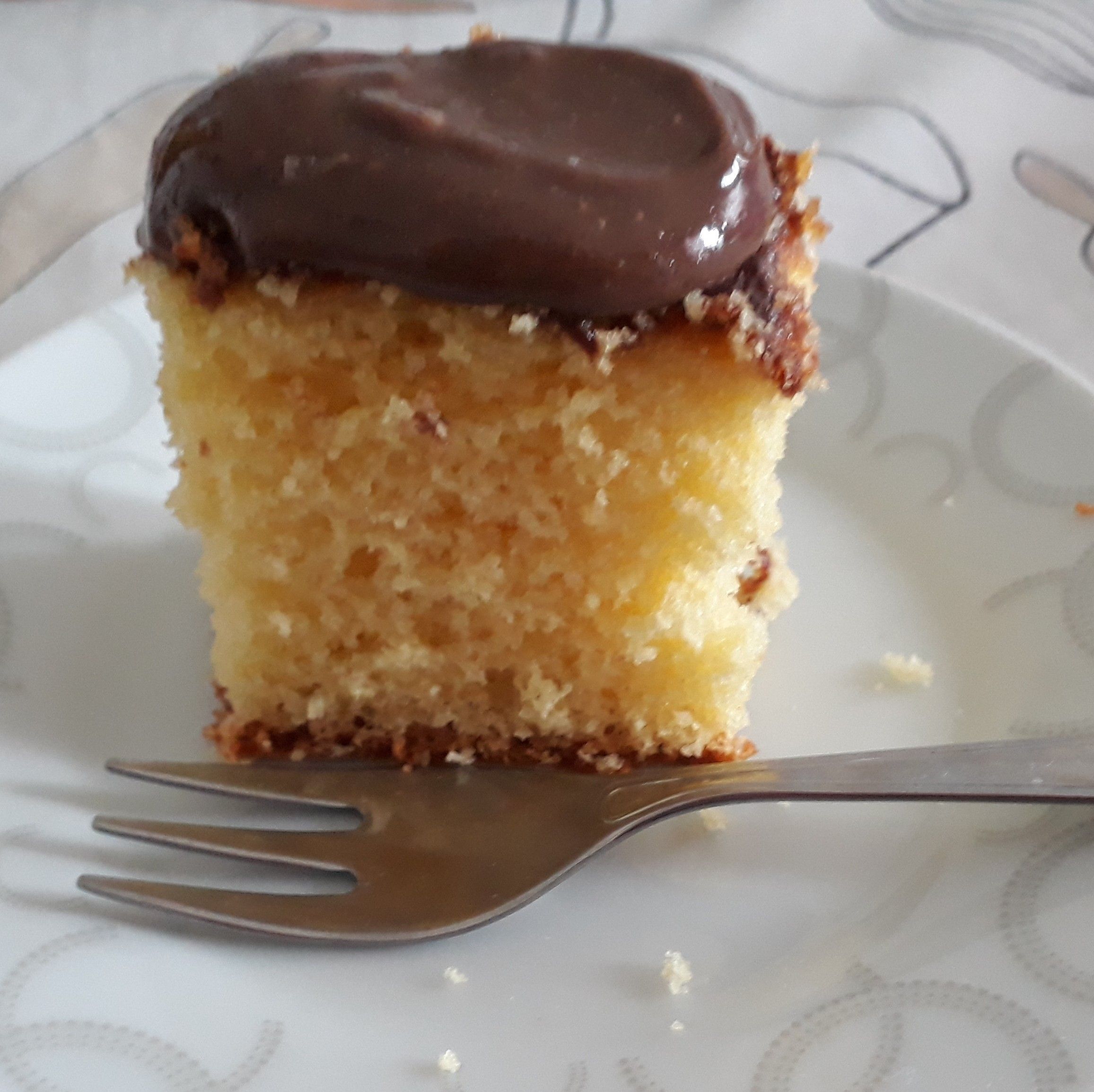 Bolo de laranja com cobertura de chocolate