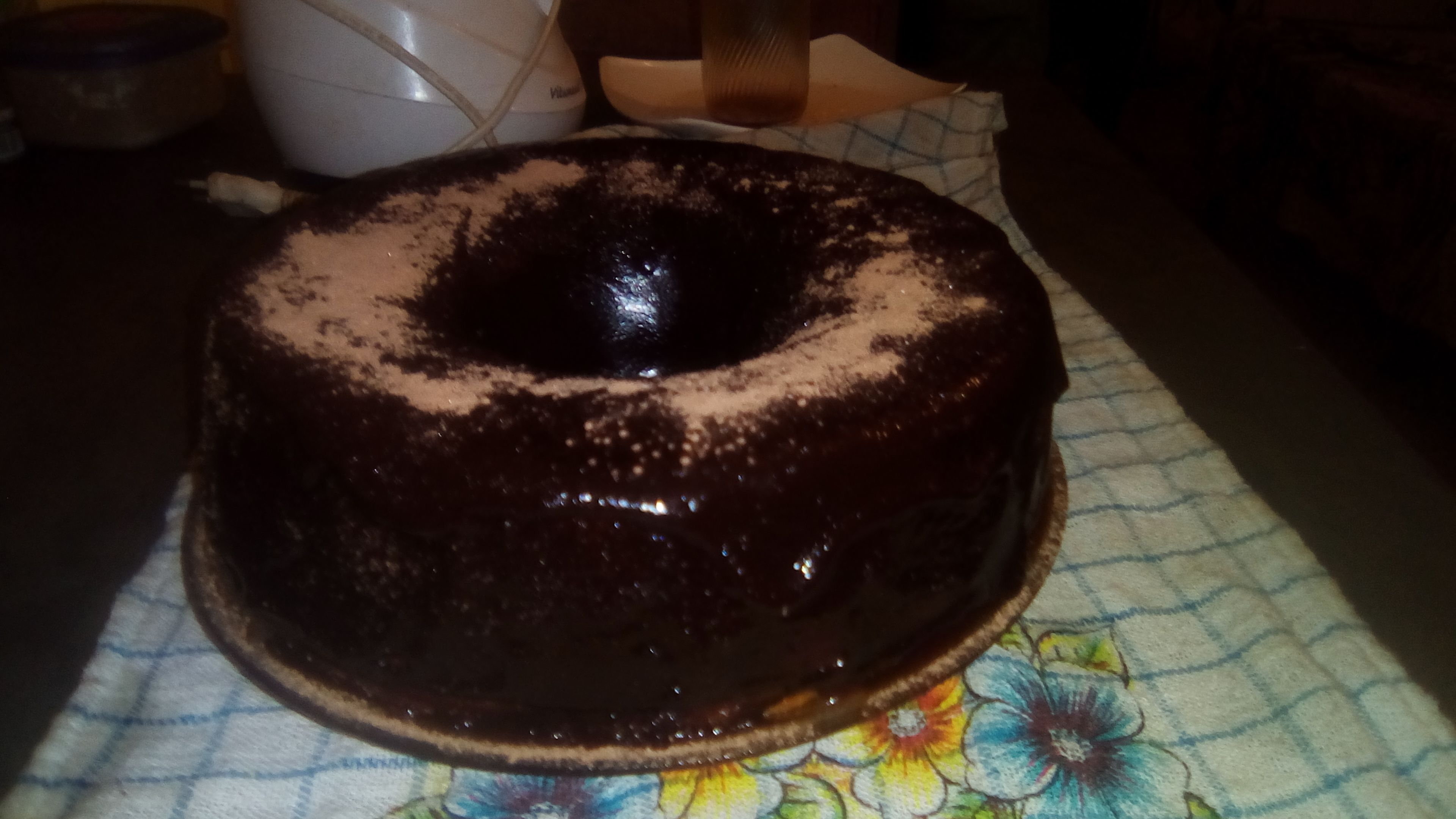 Bolo de laranja fofinho com calda de chocolate