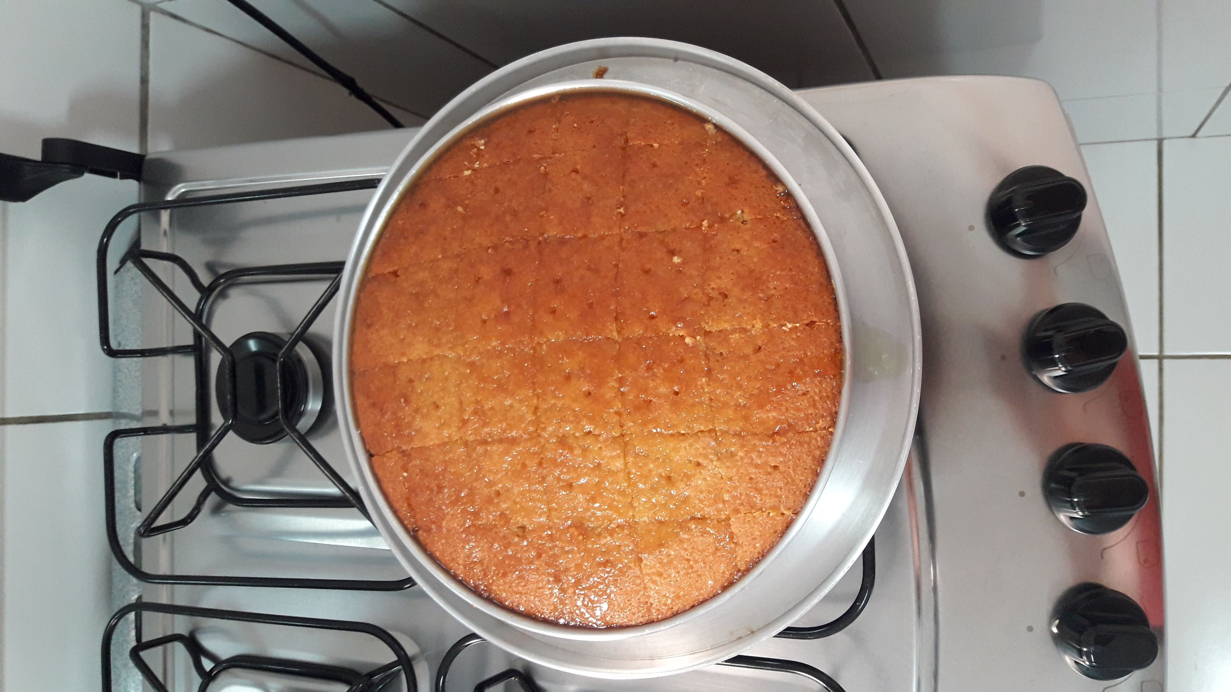 Bolo de laranja molhadinho e superfácil