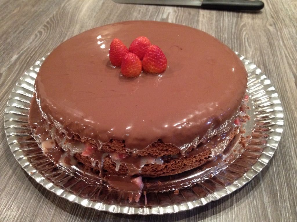 Bolo facil de chocolate com recheio de morango e cobertura de ganache