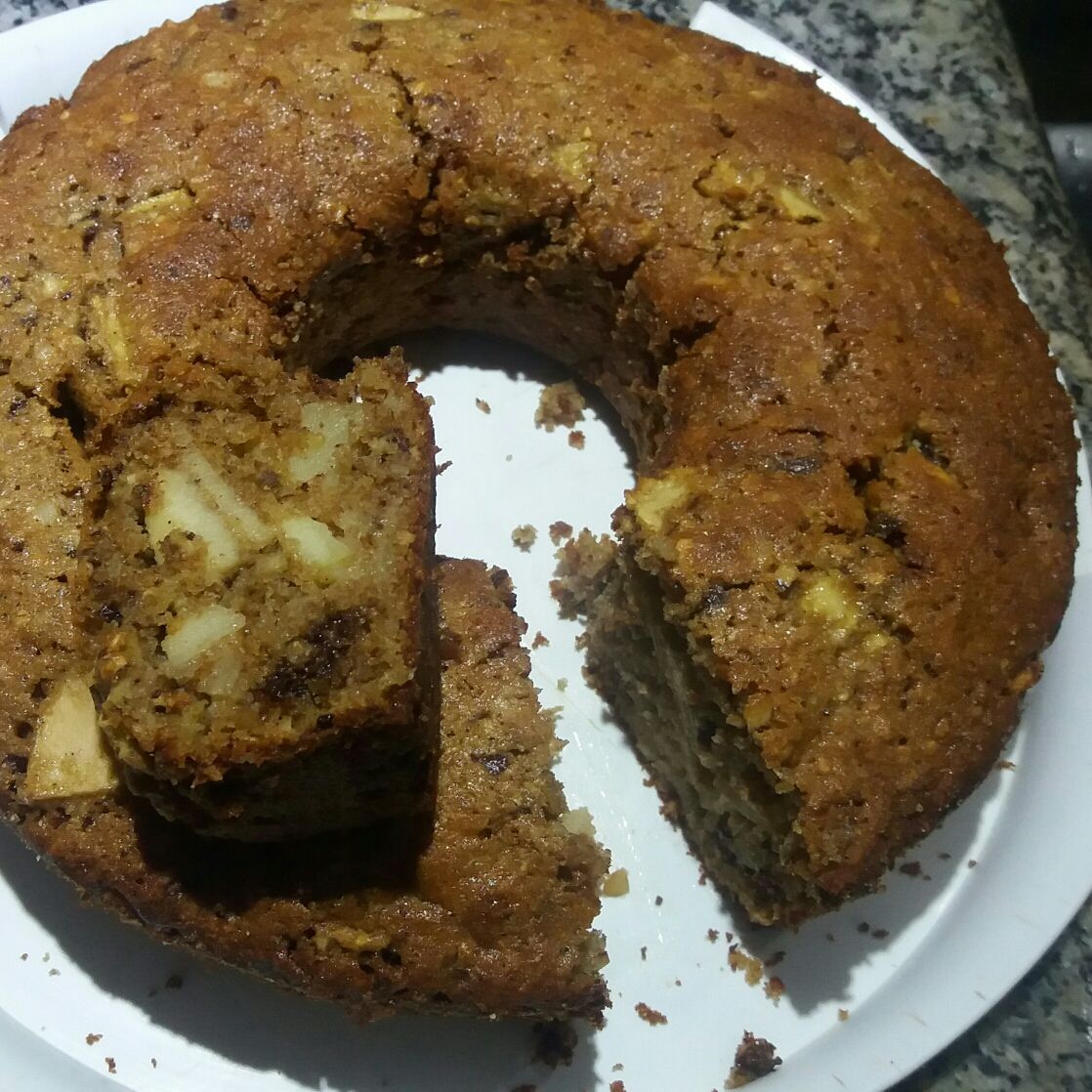 Bolo integral de maçã com castanhas e gotas de chocolate meio amargo