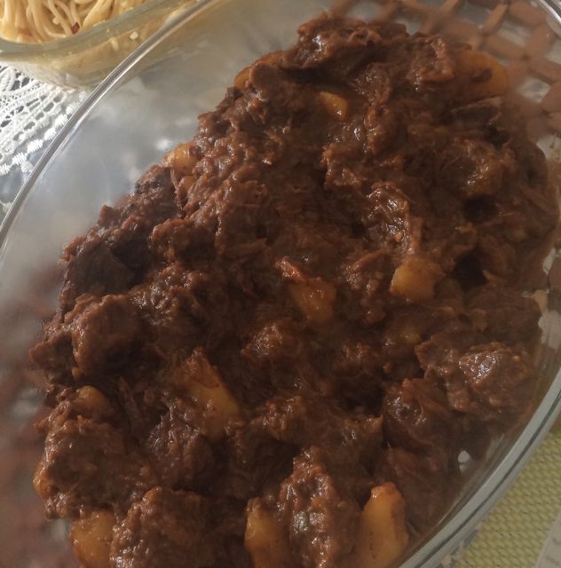 Carne guisada de panela com batatas