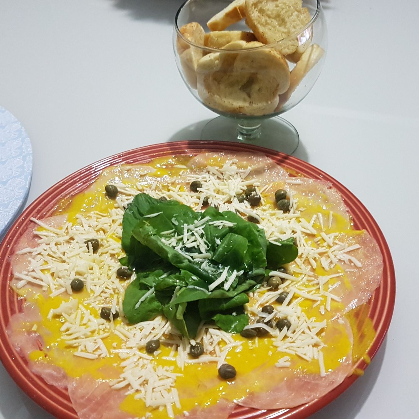 Carpaccio de salmão com queijo e rúcula