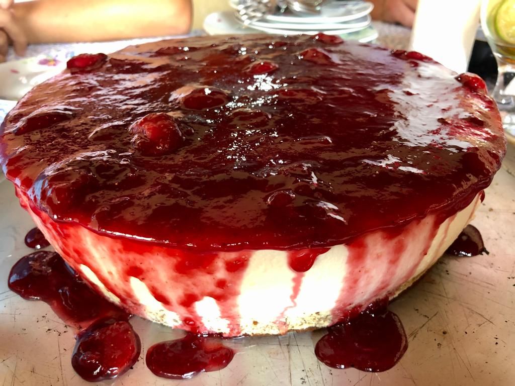 Cheesecake com calda de frutas vermelhas