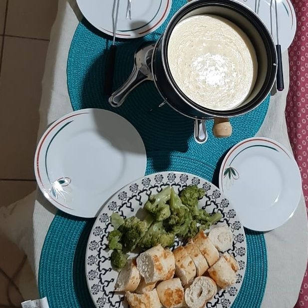 Fondue de queijo cremoso sem vinho