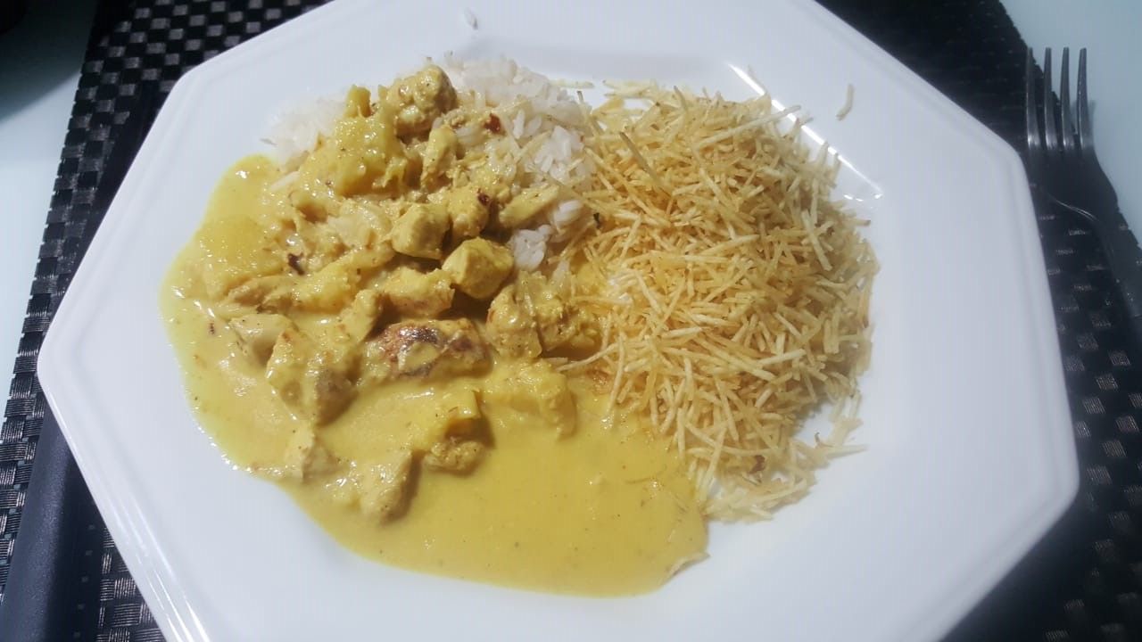 Frango ao curry com abacaxi