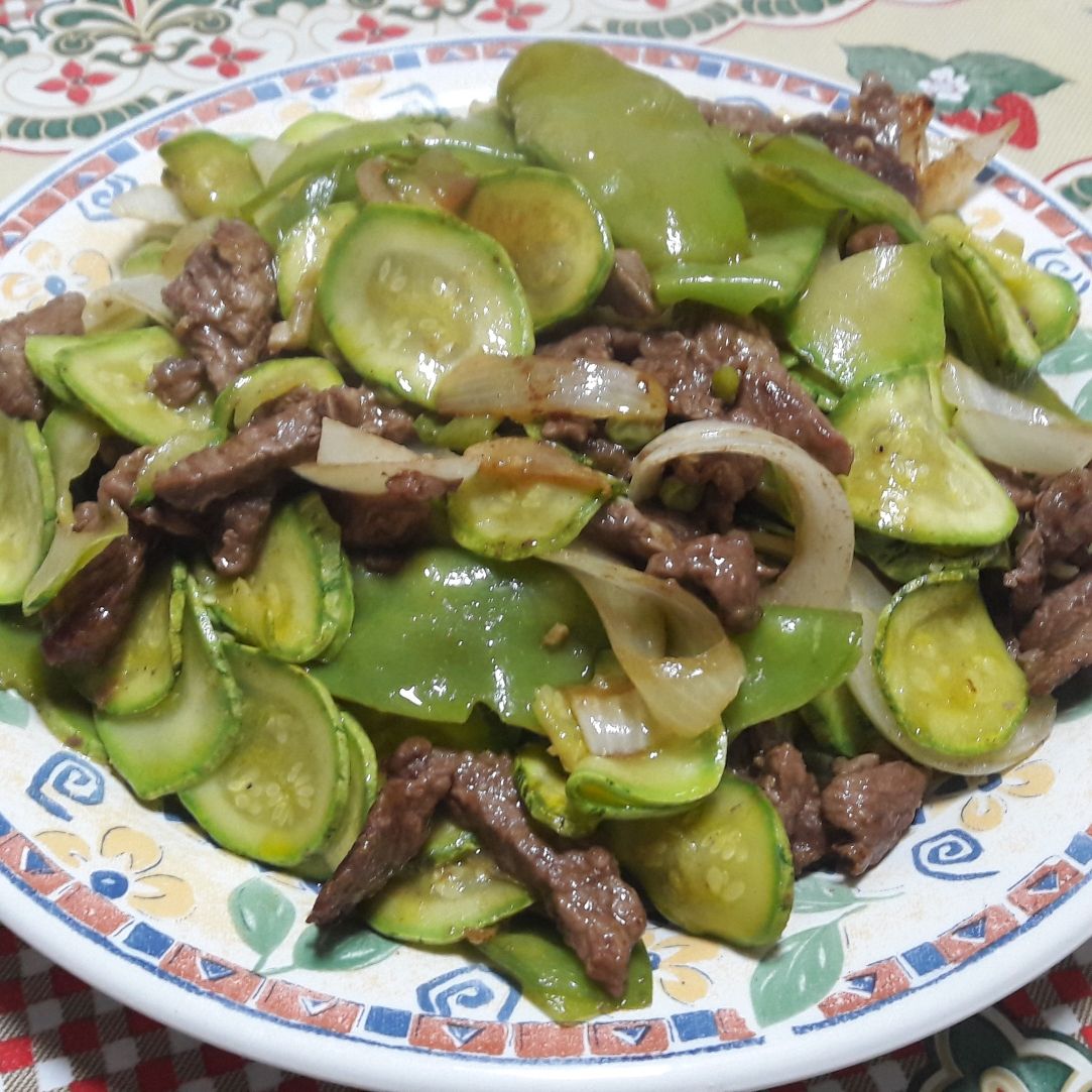 Iscas de filé mignon com legumes salteados