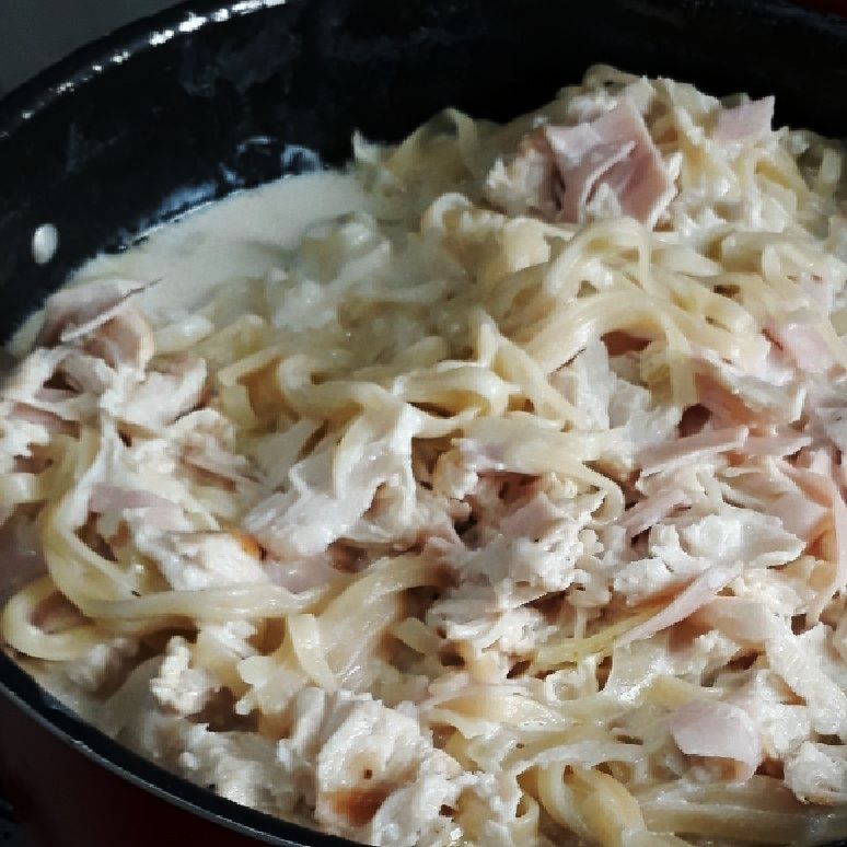 Macarrão ao molho branco com frango