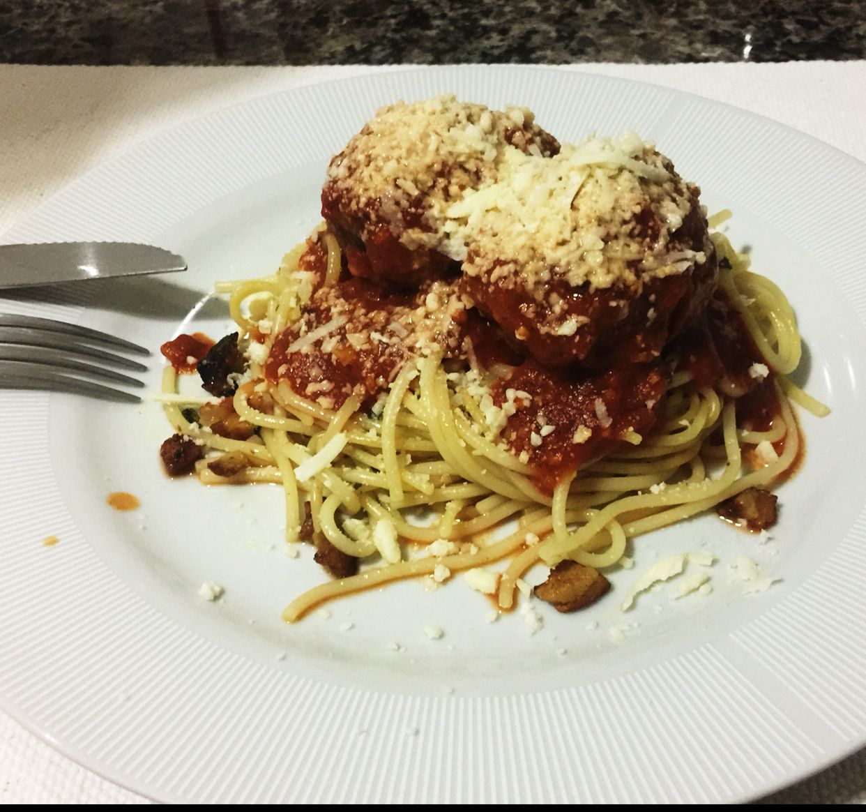 Macarrão aromático com almondegas de carne com aveia