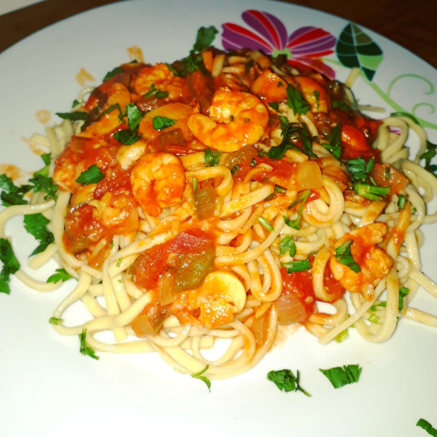 Macarrão com camarão e cogumelos