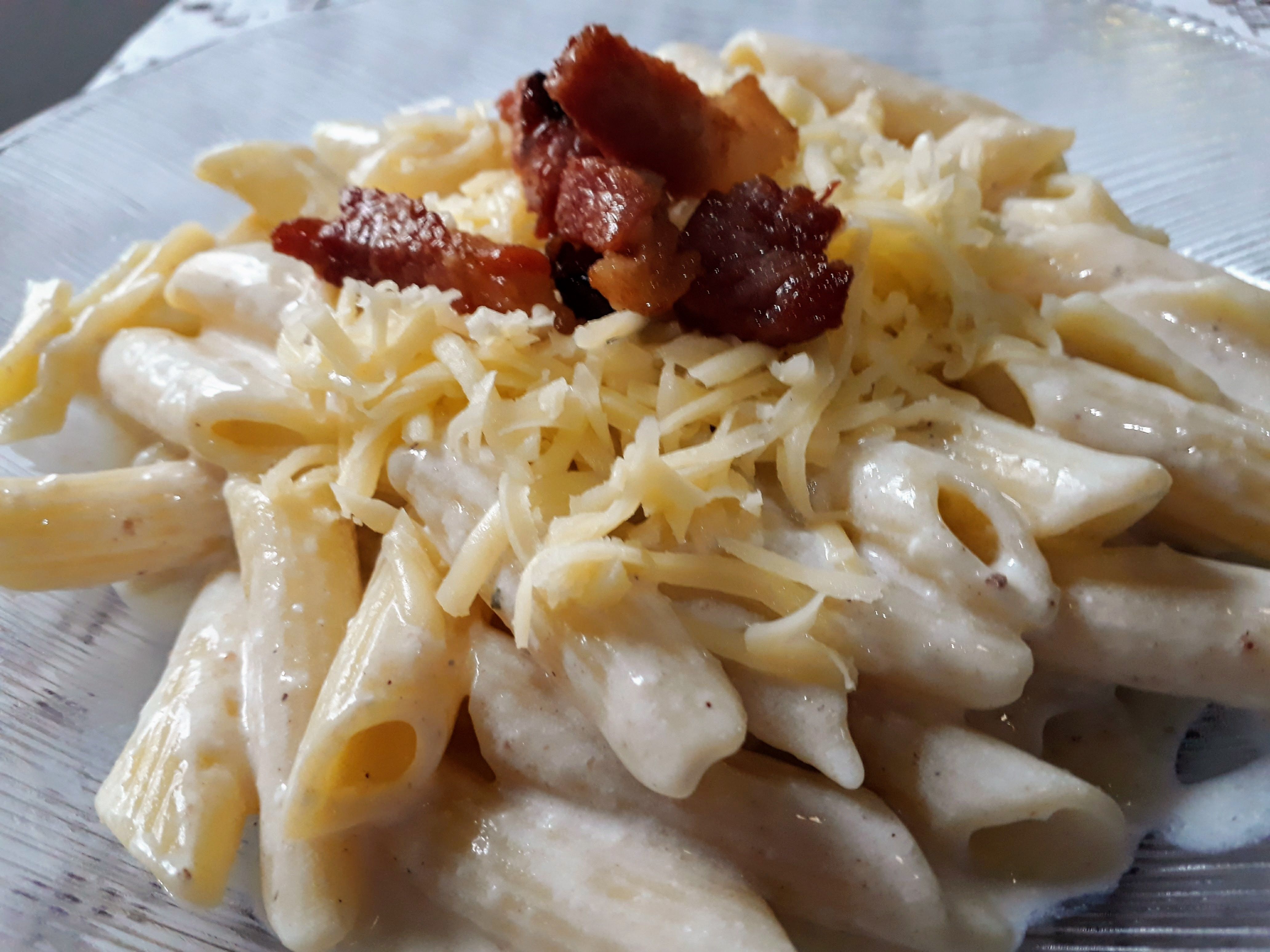 Macarrão de molho branco com bacon e queijo