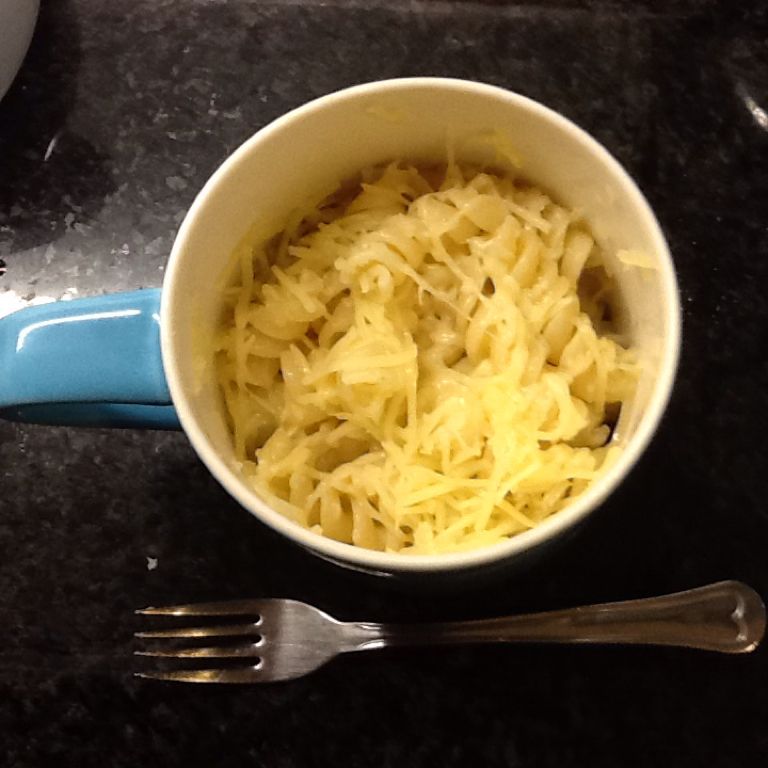 Macarrão de queijo na caneca