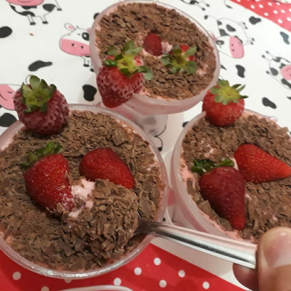 Mousse de morango Com Raspas de Chocolate