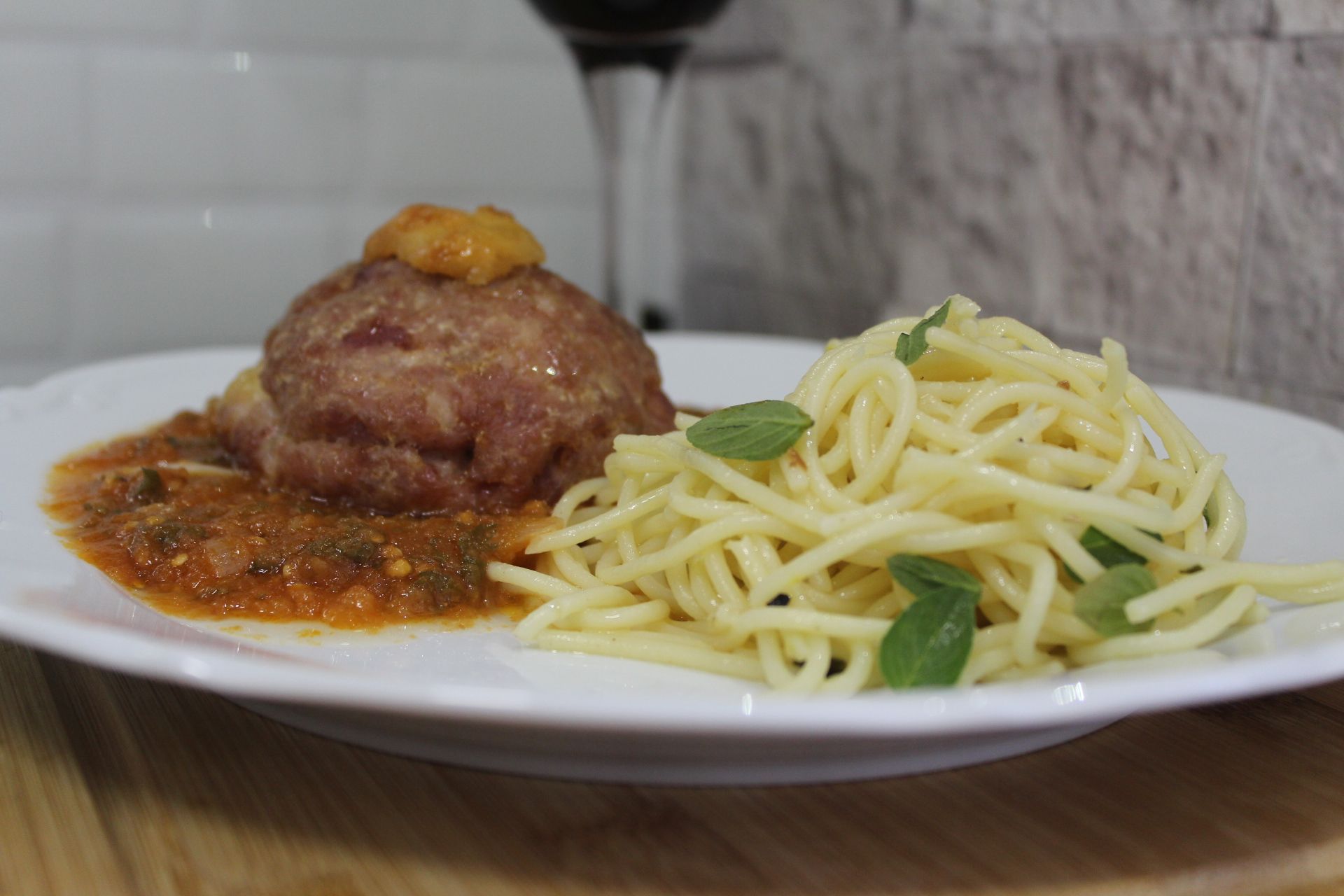 Polpetone de lombo moído com linguiça toscana espaguete na manteiga com manjericão e molho de tomate fresco