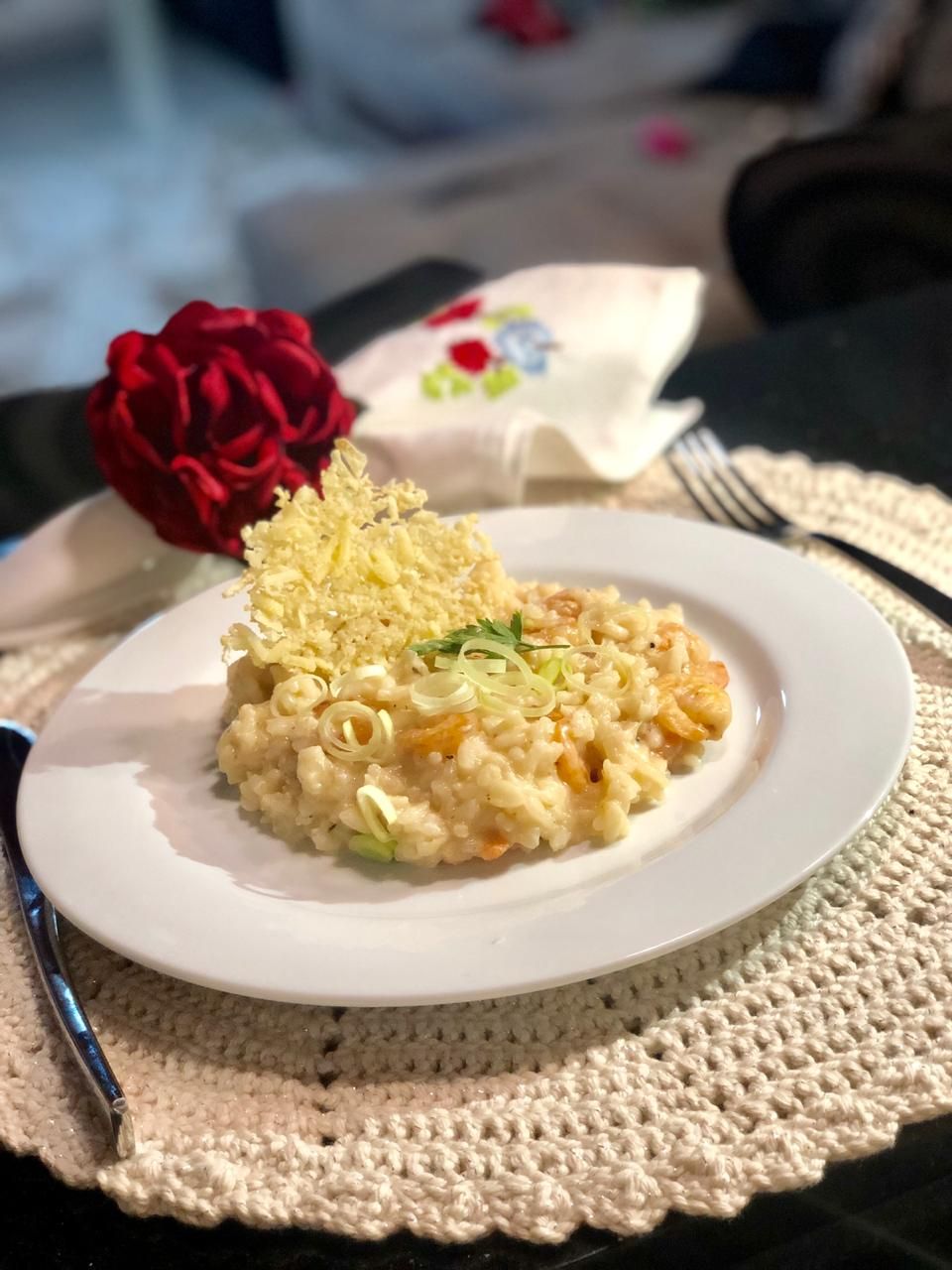 Risoto de camarão com alho poró e crosta de parmesão