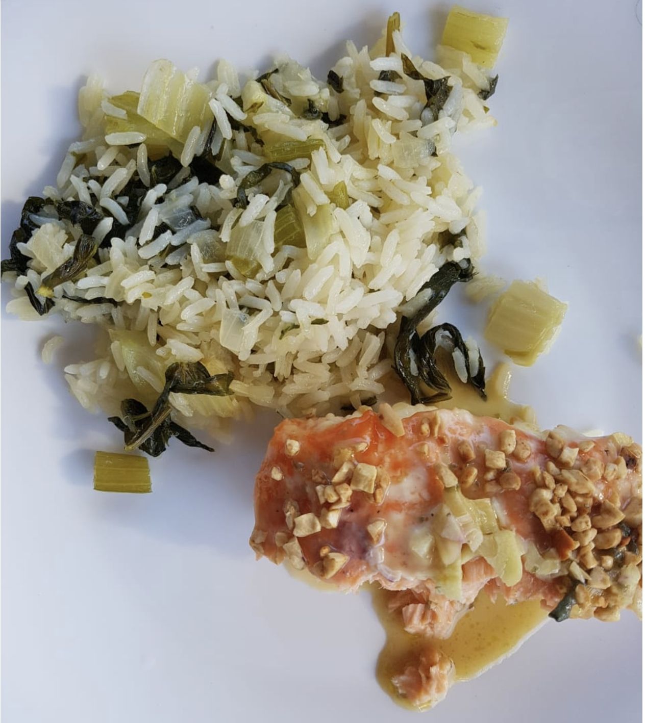 Salmão ao molho de gorgonzola e mel com castanhas