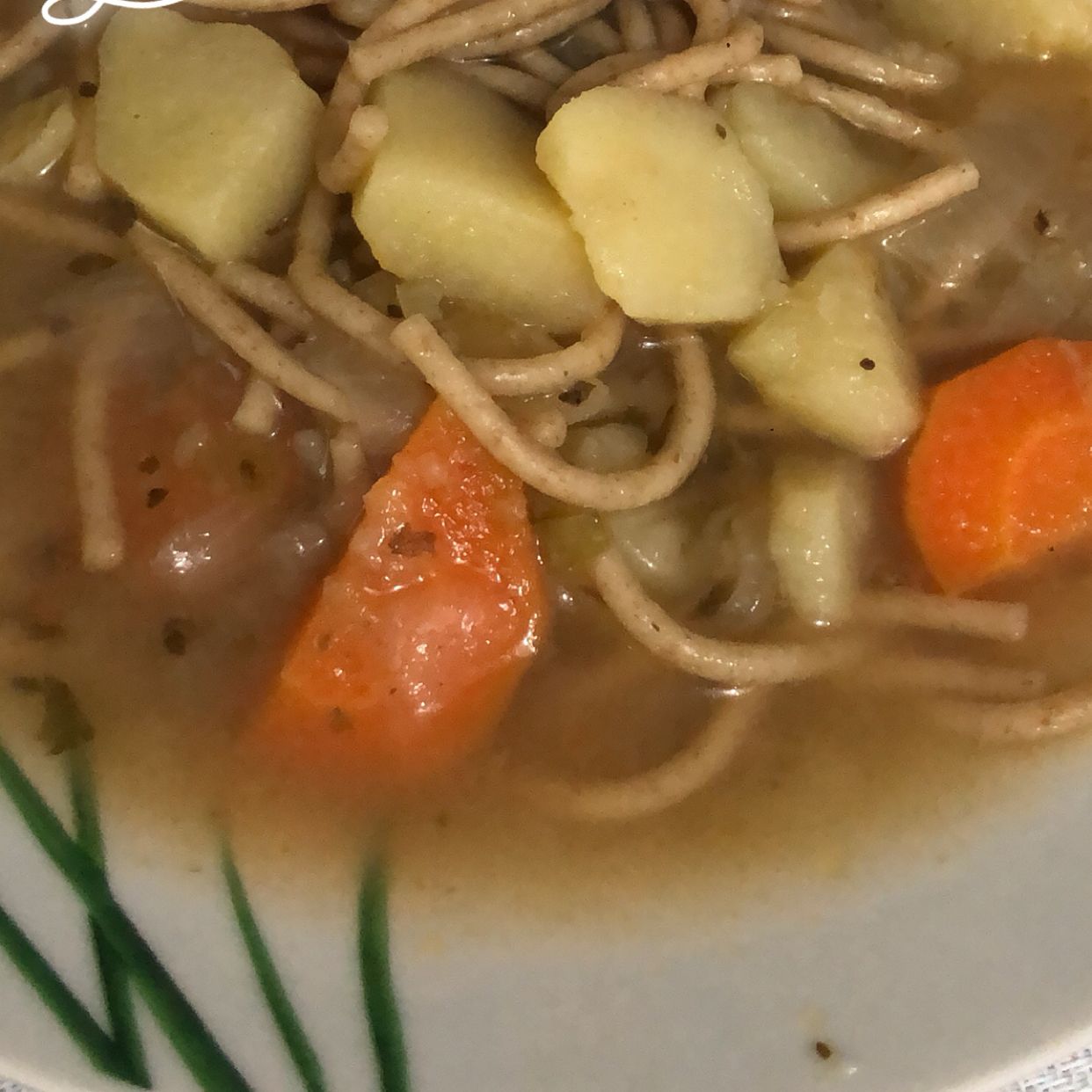 Sopa de macarrão integral com legumes