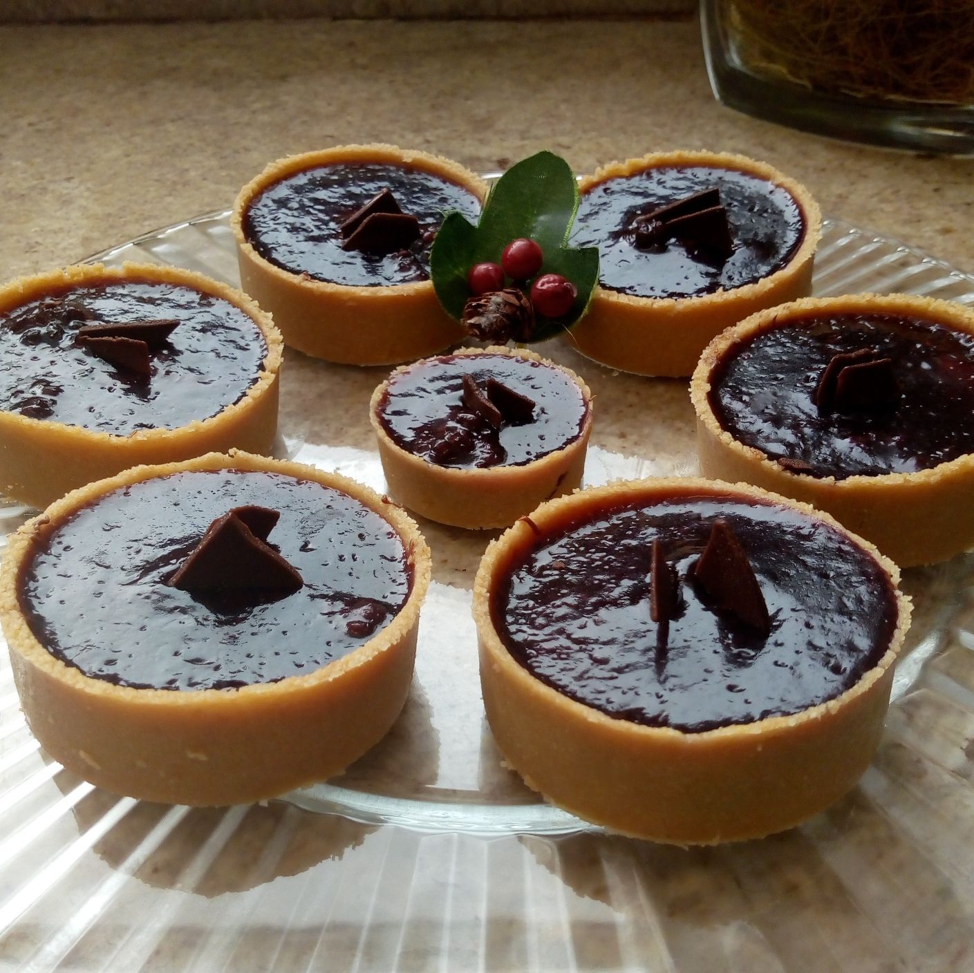 Tortinhas de ganache de chocolate com geleia de amora